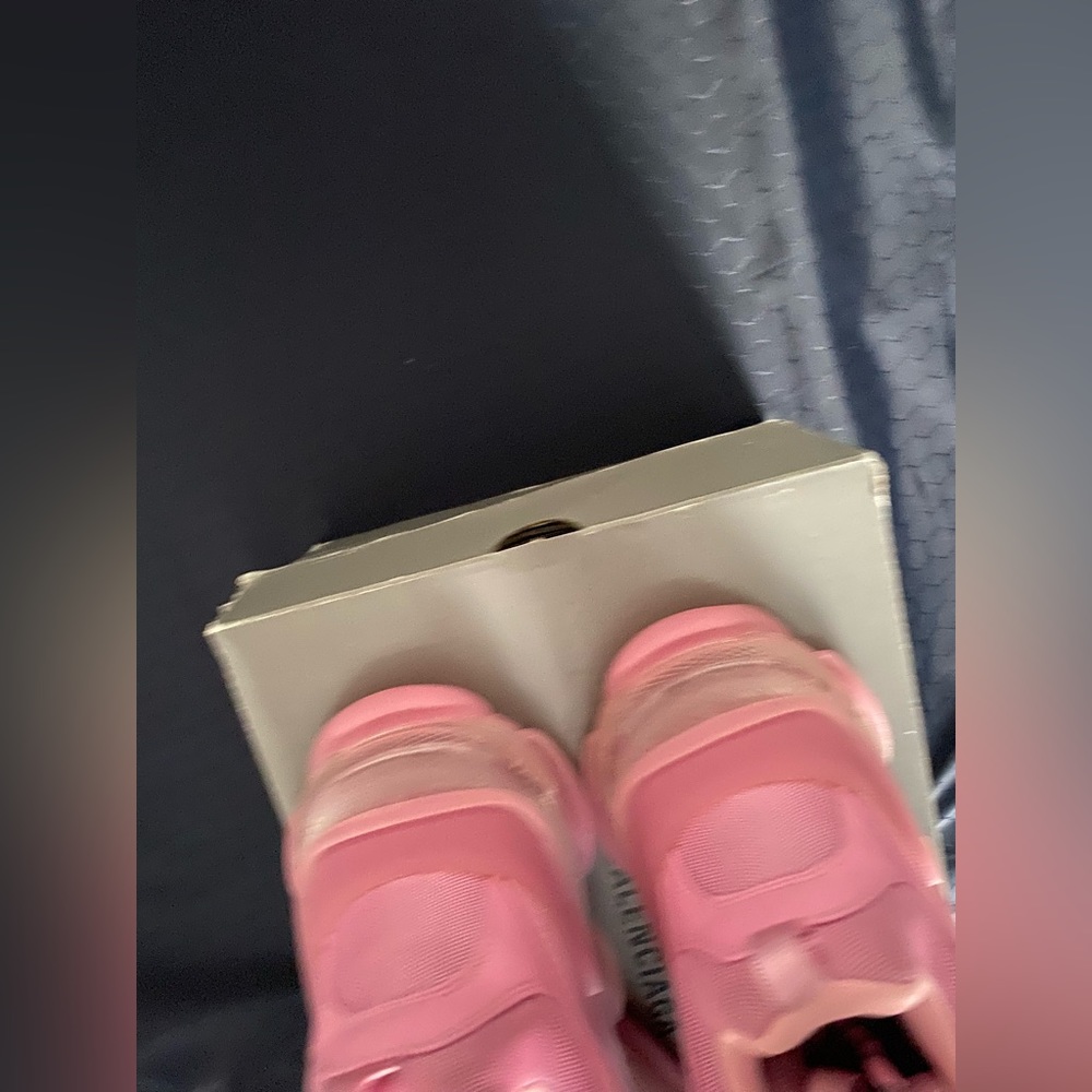 Selling my girlfriends balenciaga triple s size 38 only worn a few times - Picture 3 of 7